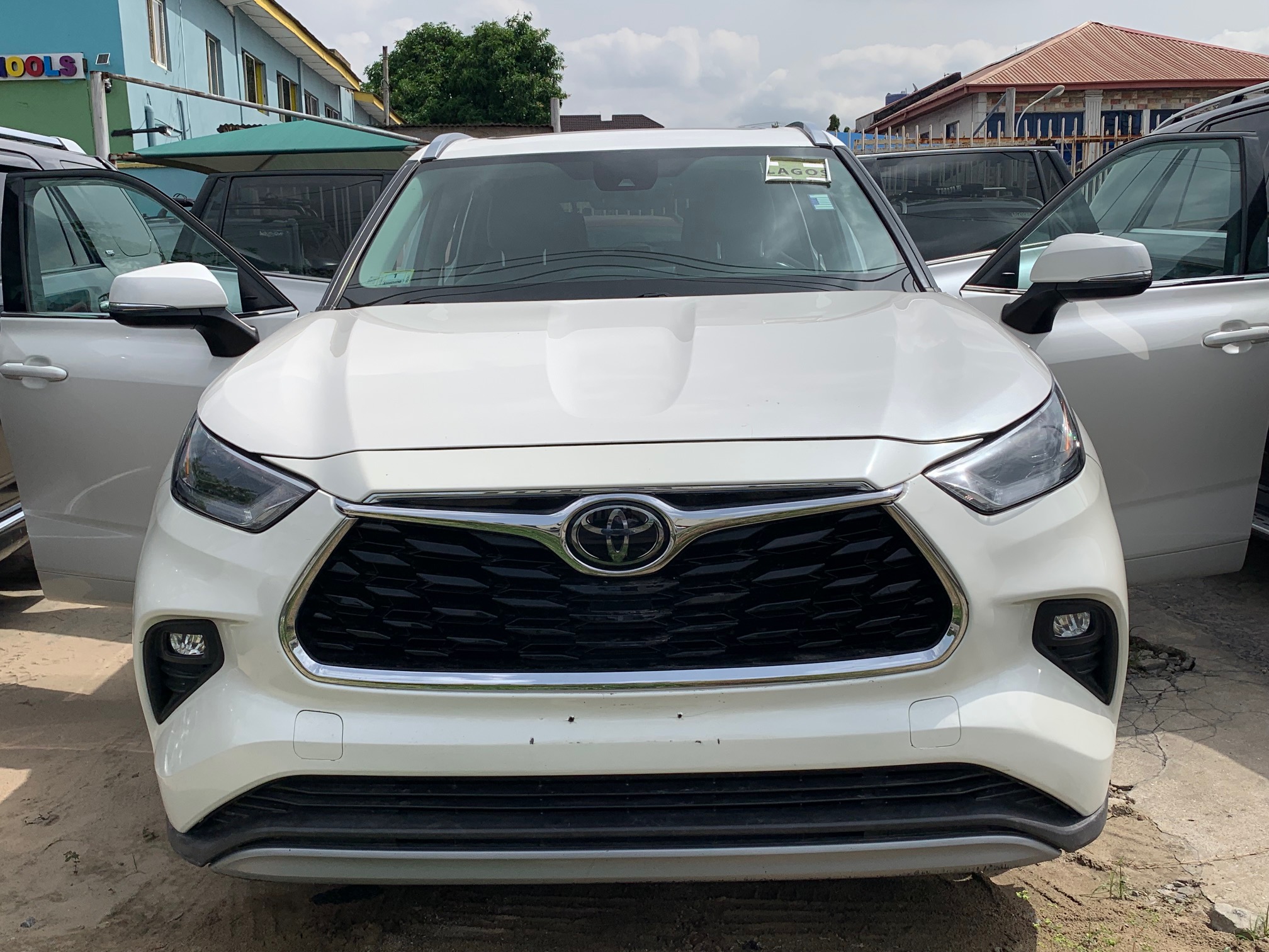 White Toyota Highlander